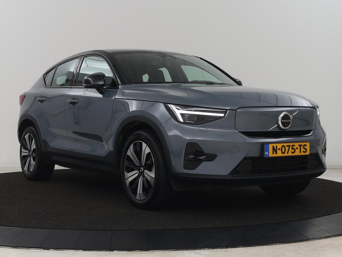 Volvo C40 Recharge Twin Intro Edition 78 kWh | SOH 89% | Panoramadak | 360 Camera | Stoelverwarming | Harman/Kardon | Warmtepomp | Adaptive cruise | Matrix LED | Carplay | Memory | Stuurverwarming