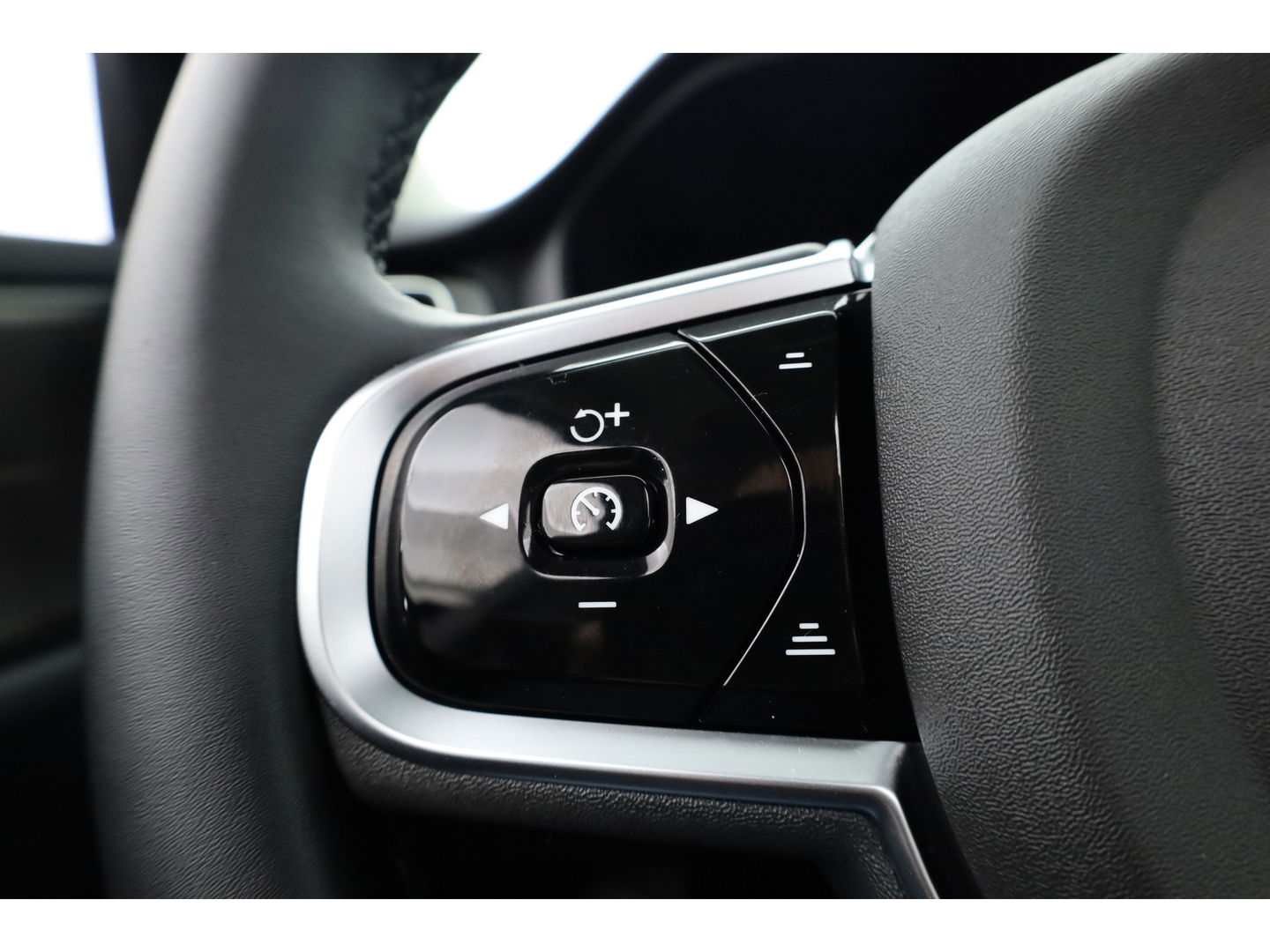 Volvo V60 2.0 T6 Plug-in hybrid AWD Plus Dark | Pano | 360 Camera | Elek trekhaak | H&K Audio | 4 stoel + stuurverw.|