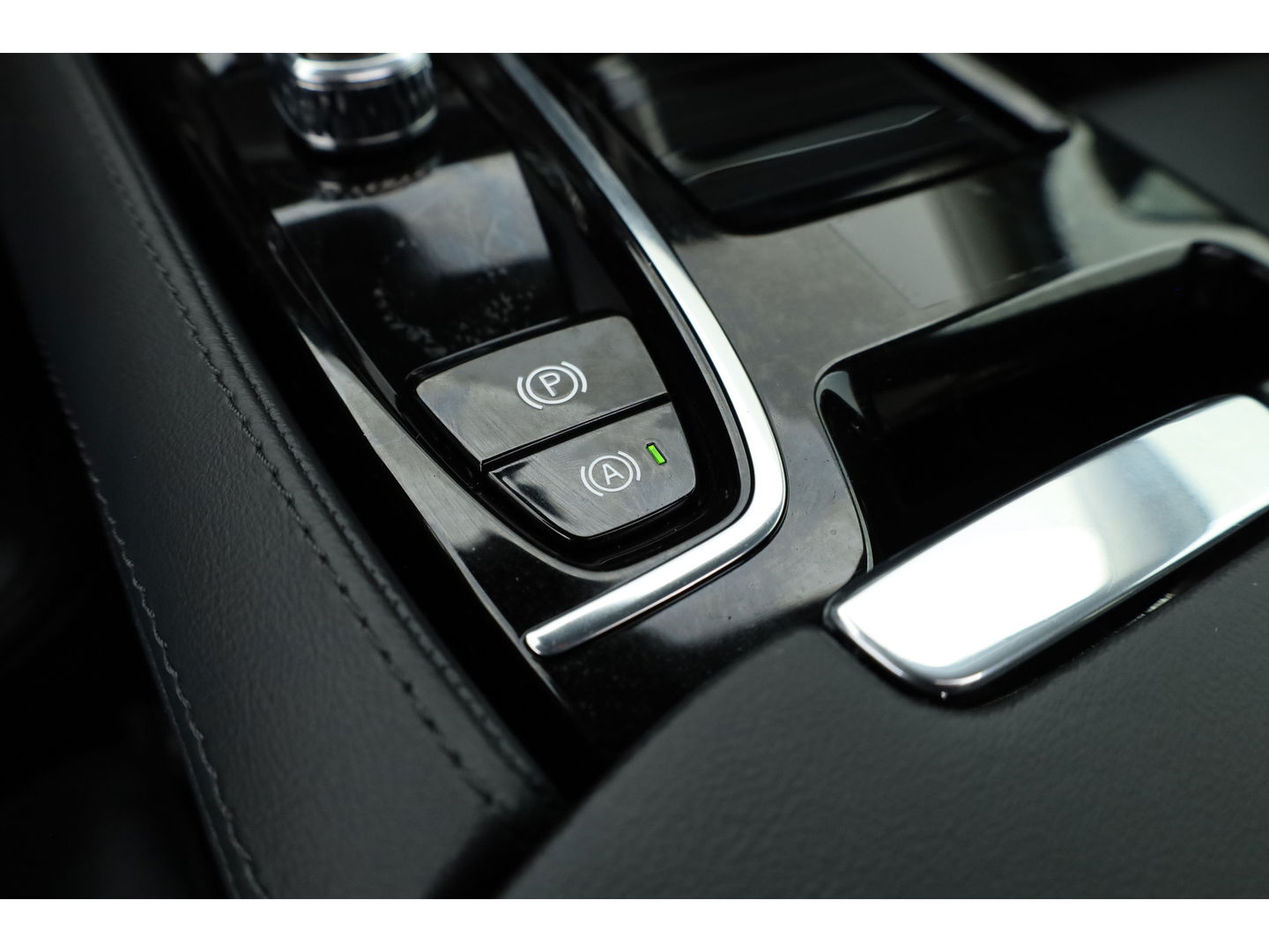 Volvo V60 2.0 T6 Plug-in hybrid AWD Plus Dark | Pano | 360 Camera | Elek trekhaak | H&K Audio | 4 stoel + stuurverw.|