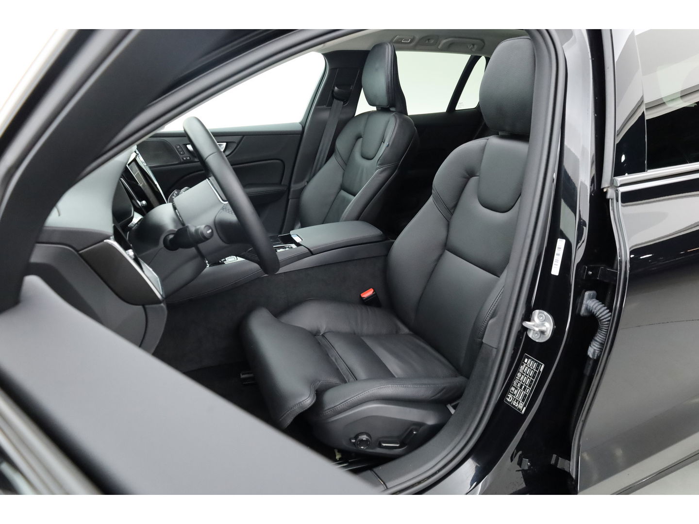 Volvo V60 2.0 T6 Plug-in hybrid AWD Plus Dark | Pano | 360 Camera | Elek trekhaak | H&K Audio | 4 stoel + stuurverw.|