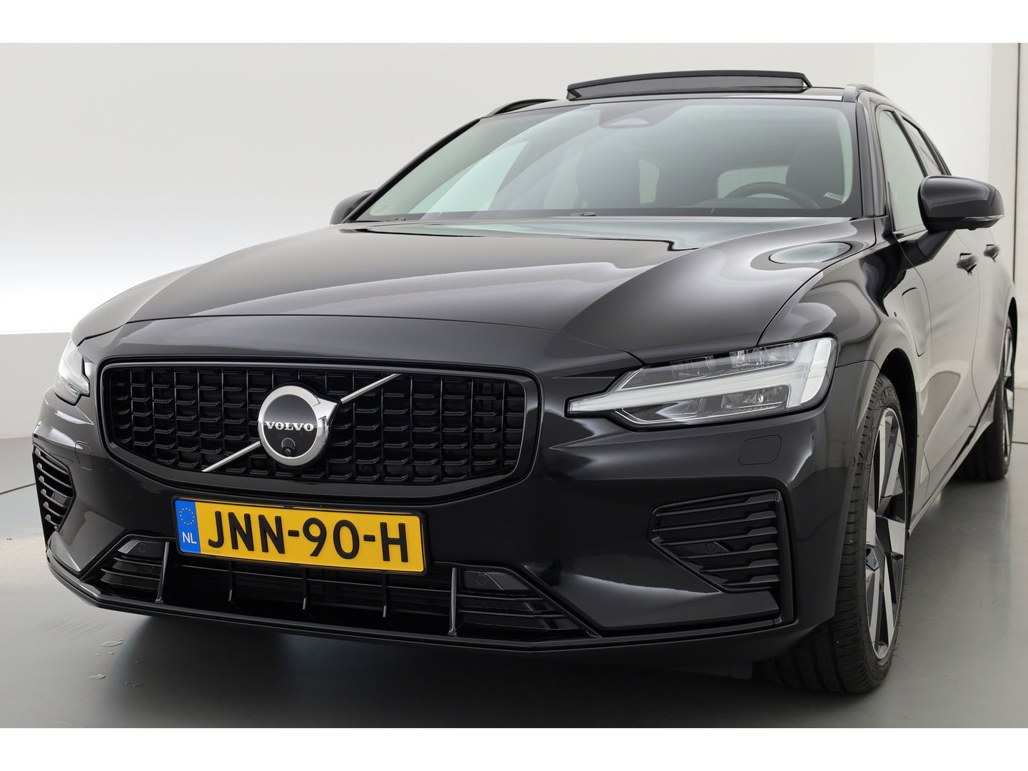 Volvo V60 2.0 T6 Plug-in hybrid AWD Plus Dark | Pano | 360 Camera | Elek trekhaak | H&K Audio | 4 stoel + stuurverw.|