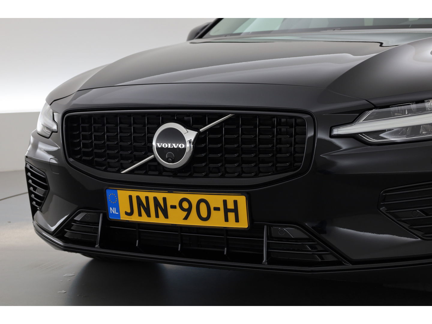 Volvo V60 2.0 T6 Plug-in hybrid AWD Plus Dark | Pano | 360 Camera | Elek trekhaak | H&K Audio | 4 stoel + stuurverw.|