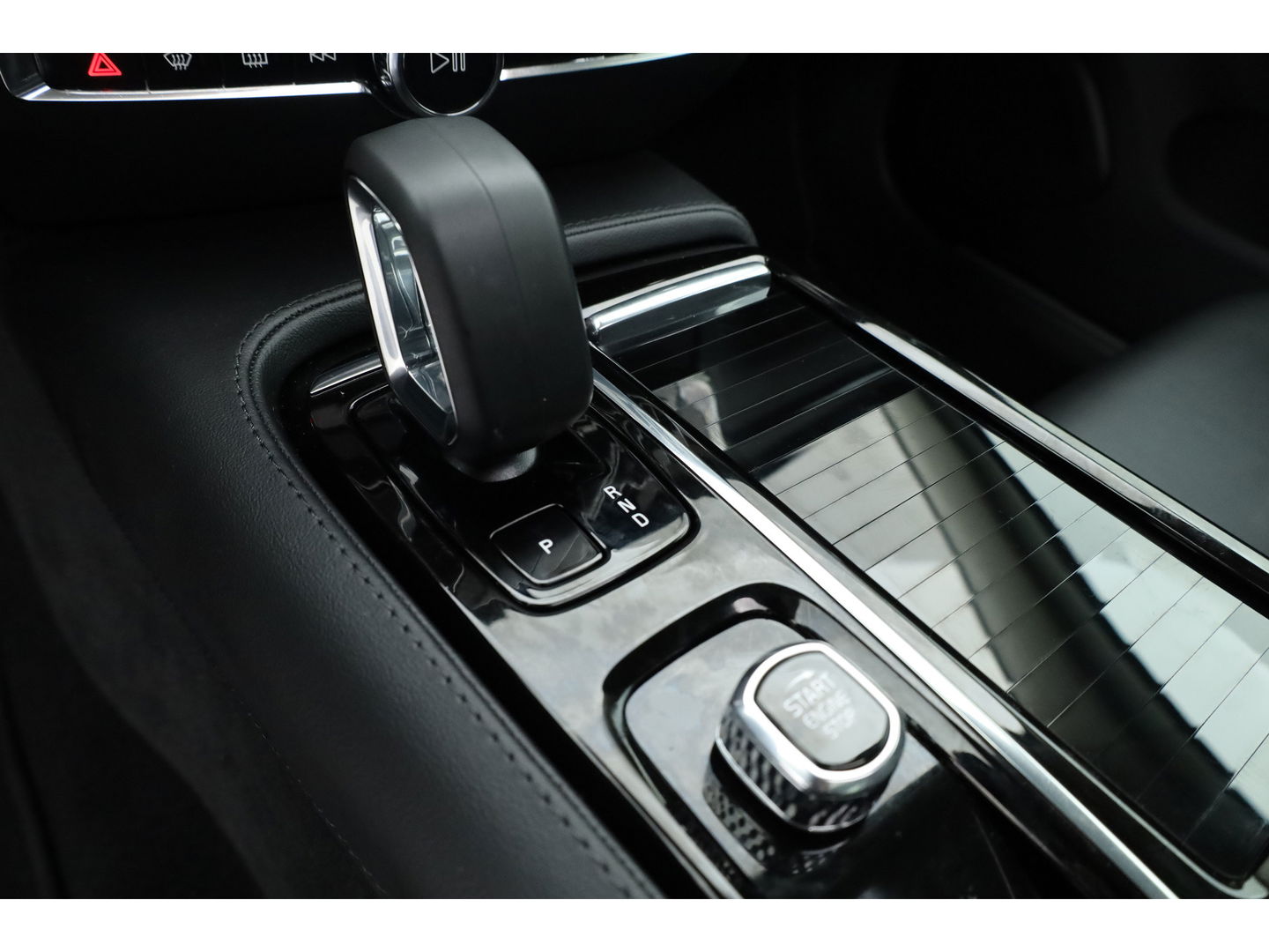 Volvo V60 2.0 T6 Plug-in hybrid AWD Plus Dark | Pano | 360 Camera | Elek trekhaak | H&K Audio | 4 stoel + stuurverw.|