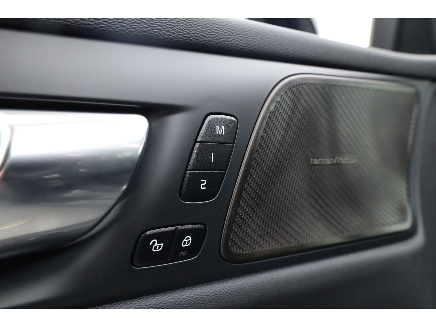 Volvo V60 2.0 T6 Plug-in hybrid AWD Plus Dark | Pano | 360 Camera | Elek trekhaak | H&K Audio | 4 stoel + stuurverw.|