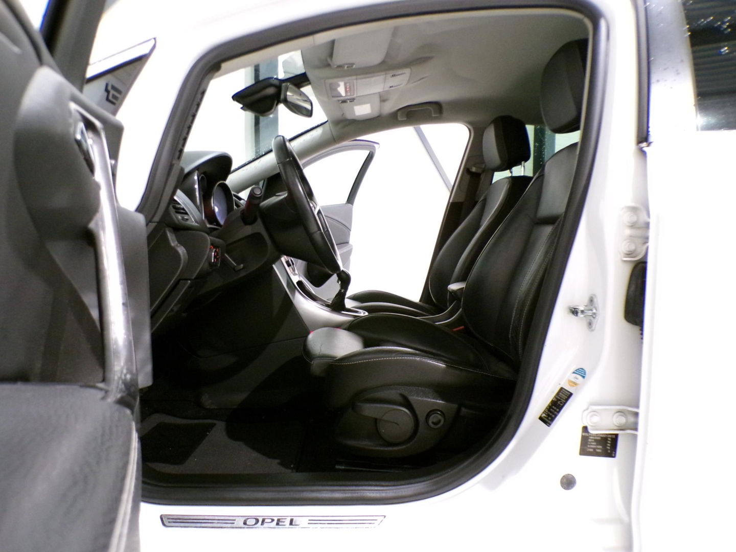 Opel Astra 1.6 Turbo Cosmo "Origineel NL!" Trekhaak Xenon Leer Stoelverwarming Bluetooth Navigatie Cruise-control Parkeersensoren