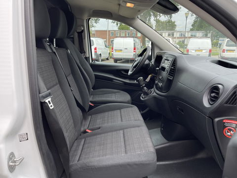 Mercedes-Benz Vito 111 CDI Lang L2H1 / rijklaar € 16.950 ex btw / lease vanaf € 375 / airco / cruise / trekhaak 2000 kg / bijrijdersbank !
