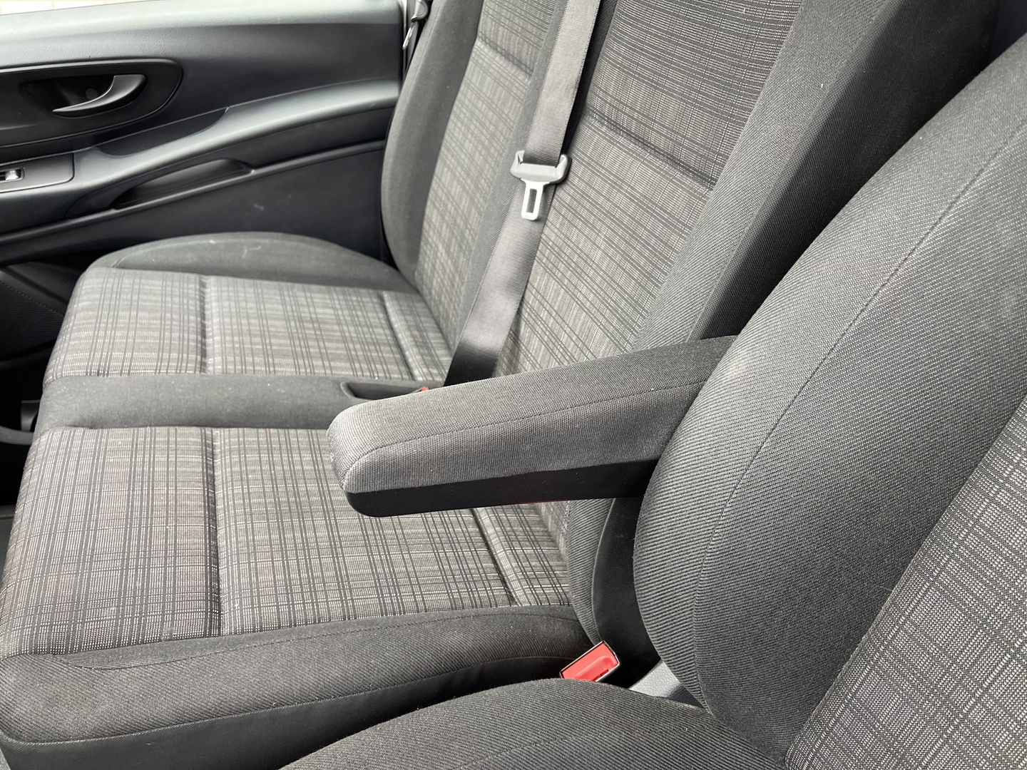 Mercedes-Benz Vito 111 CDI Lang L2H1 / rijklaar € 16.950 ex btw / lease vanaf € 375 / airco / cruise / trekhaak 2000 kg / bijrijdersbank !