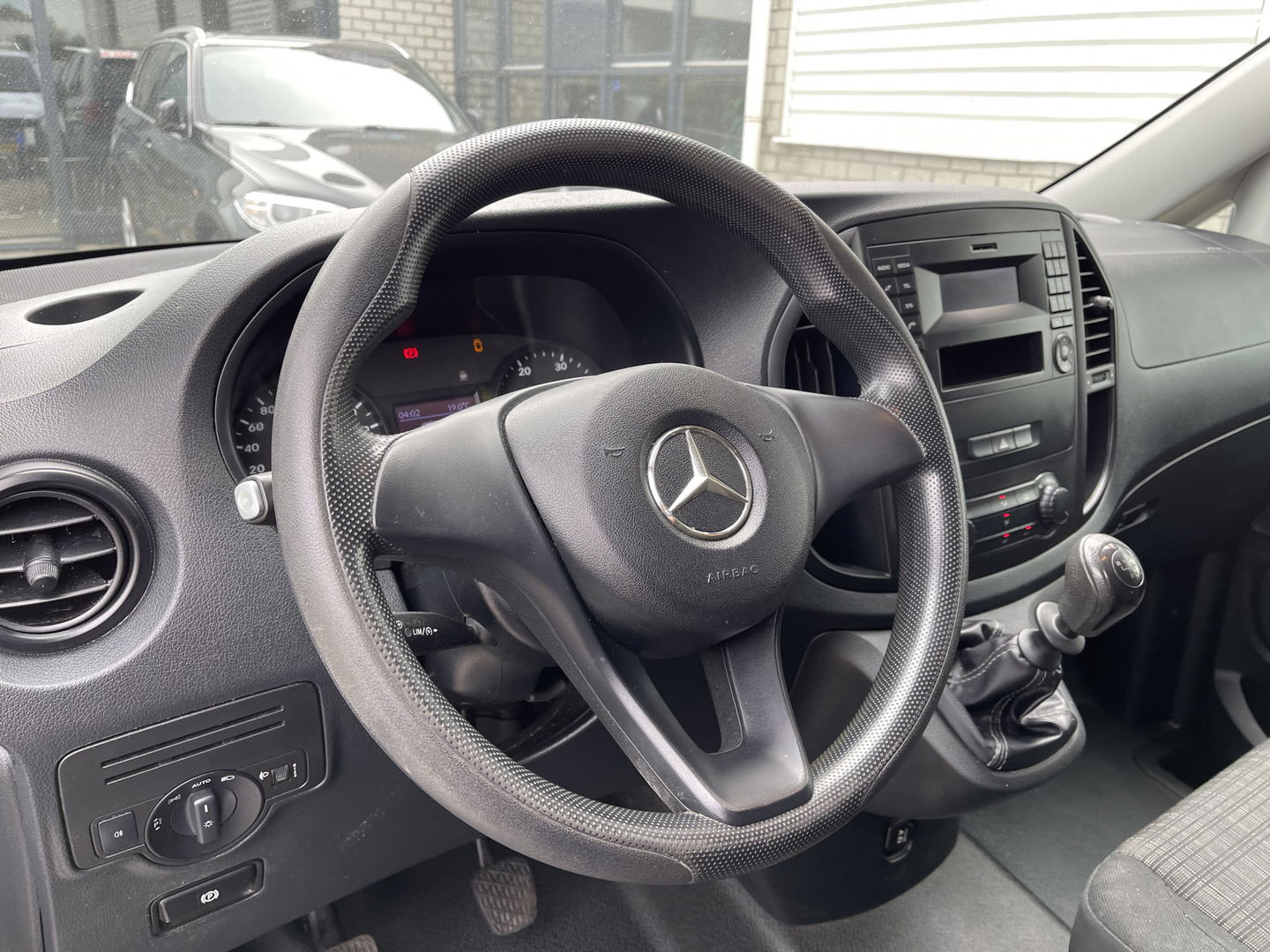 Mercedes-Benz Vito 111 CDI Lang L2H1 / rijklaar € 16.950 ex btw / lease vanaf € 375 / airco / cruise / trekhaak 2000 kg / bijrijdersbank !
