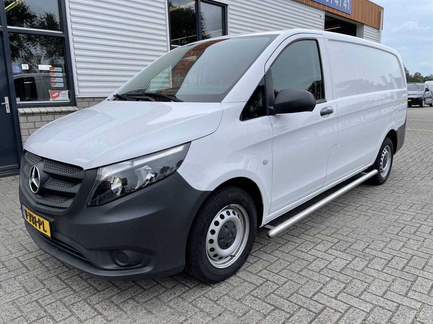 Mercedes-Benz Vito 111 CDI Lang L2H1 / rijklaar € 16.950 ex btw / lease vanaf € 375 / airco / cruise / trekhaak 2000 kg / bijrijdersbank !