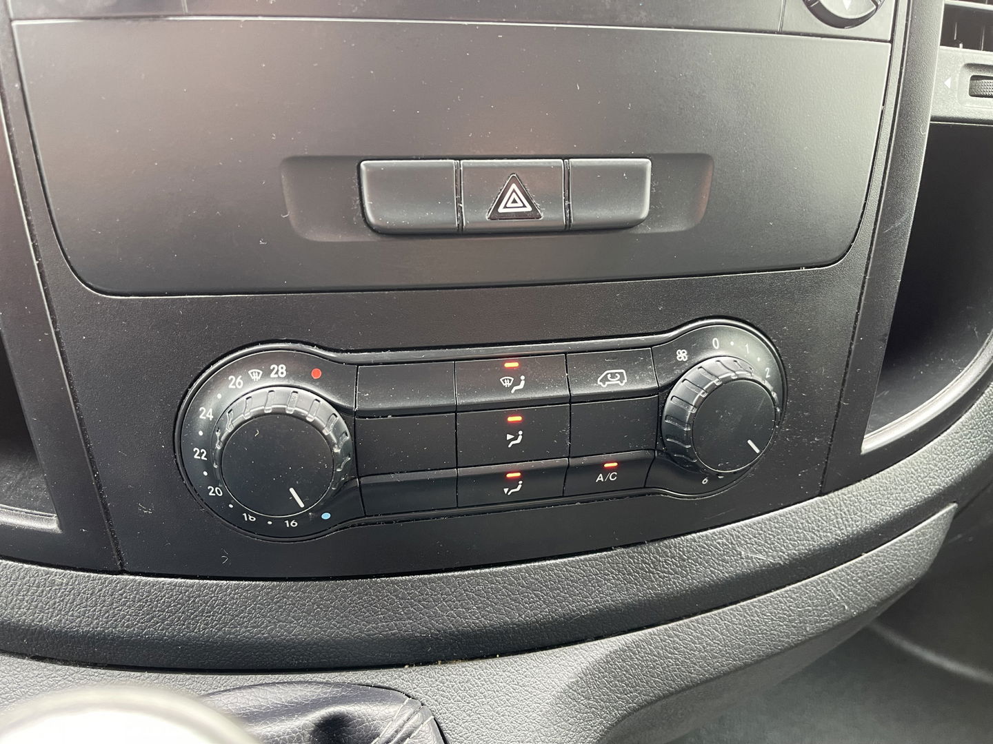 Mercedes-Benz Vito 111 CDI Lang L2H1 / rijklaar € 16.950 ex btw / lease vanaf € 375 / airco / cruise / trekhaak 2000 kg / bijrijdersbank !