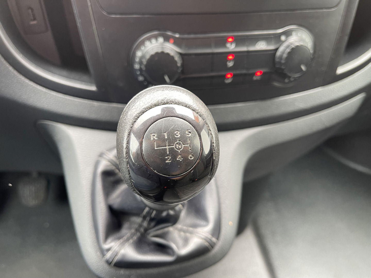 Mercedes-Benz Vito 111 CDI Lang L2H1 / rijklaar € 16.950 ex btw / lease vanaf € 375 / airco / cruise / trekhaak 2000 kg / bijrijdersbank !