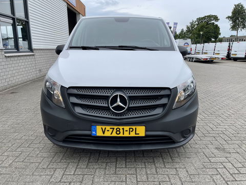 Mercedes-Benz Vito 111 CDI Lang L2H1 / rijklaar € 16.950 ex btw / lease vanaf € 375 / airco / cruise / trekhaak 2000 kg / bijrijdersbank !