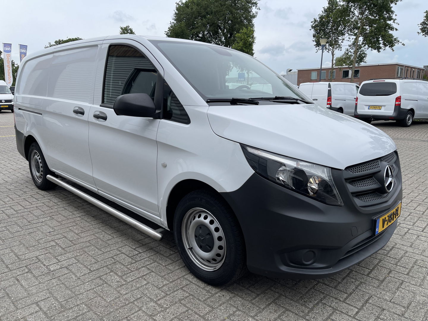 Mercedes-Benz Vito 111 CDI Lang L2H1 / rijklaar € 16.950 ex btw / lease vanaf € 375 / airco / cruise / trekhaak 2000 kg / bijrijdersbank !