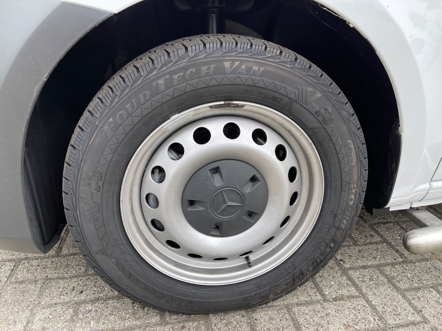 Mercedes-Benz Vito 111 CDI Lang L2H1 / rijklaar € 16.950 ex btw / lease vanaf € 375 / airco / cruise / trekhaak 2000 kg / bijrijdersbank !