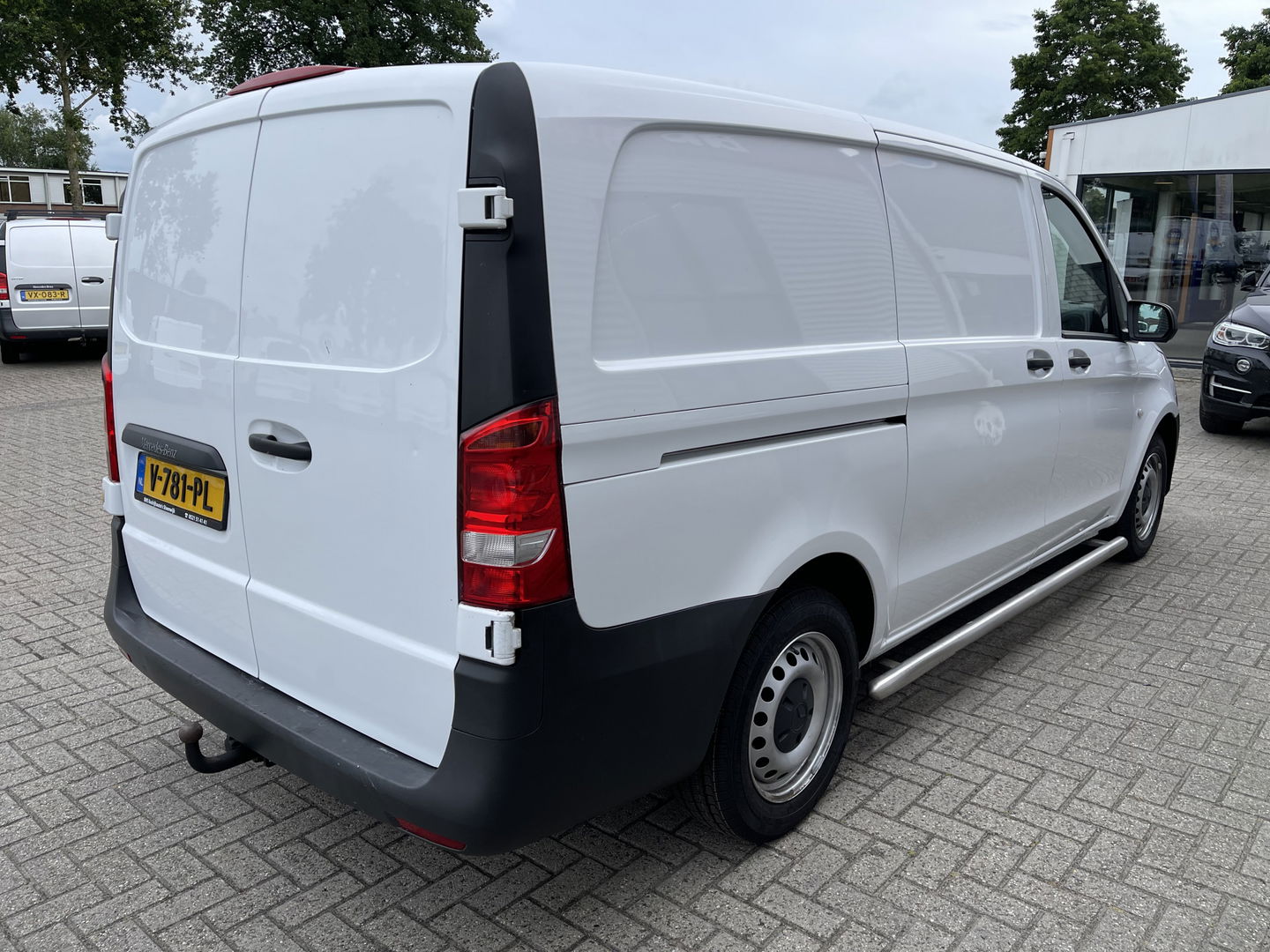 Mercedes-Benz Vito 111 CDI Lang L2H1 / rijklaar € 16.950 ex btw / lease vanaf € 375 / airco / cruise / trekhaak 2000 kg / bijrijdersbank !