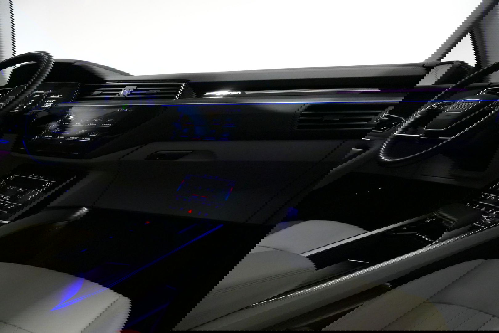 Audi e-tron 55 quattro Business Edition Plus 95 kWh / SOH 89% / Panoramadak / Elektr. verstelbare voorstoelen (links memory) / Luchtvering / Apple Carplay - Android Auto / Ambienteverlichting / Matrix LED koplampen / Stoelverwarming / Achteruitrijcamera / Adaptive Cr