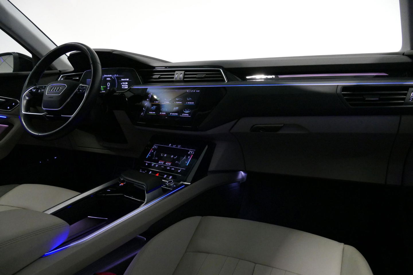 Audi e-tron 55 quattro Business Edition Plus 95 kWh / SOH 89% / Panoramadak / Elektr. verstelbare voorstoelen (links memory) / Luchtvering / Apple Carplay - Android Auto / Ambienteverlichting / Matrix LED koplampen / Stoelverwarming / Achteruitrijcamera / Adaptive Cr