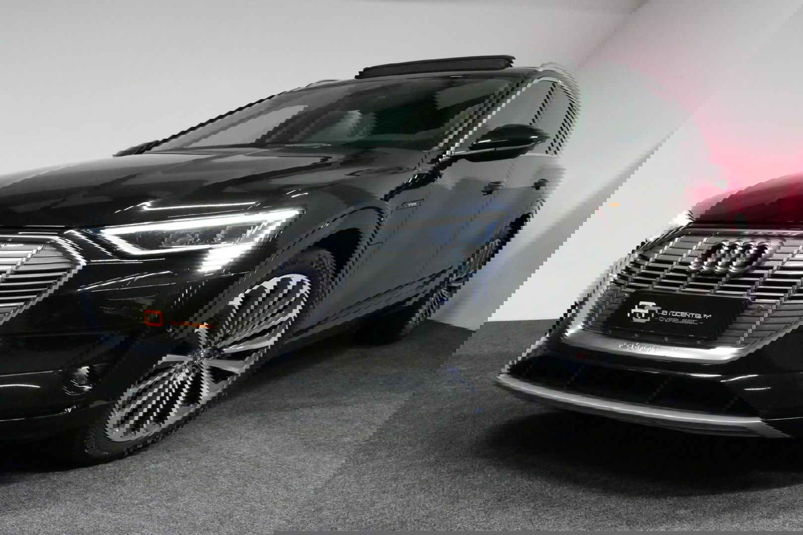 Audi e-tron 55 quattro Business Edition Plus 95 kWh / SOH 89% / Panoramadak / Elektr. verstelbare voorstoelen (links memory) / Luchtvering / Apple Carplay - Android Auto / Ambienteverlichting / Matrix LED koplampen / Stoelverwarming / Achteruitrijcamera / Adaptive Cr