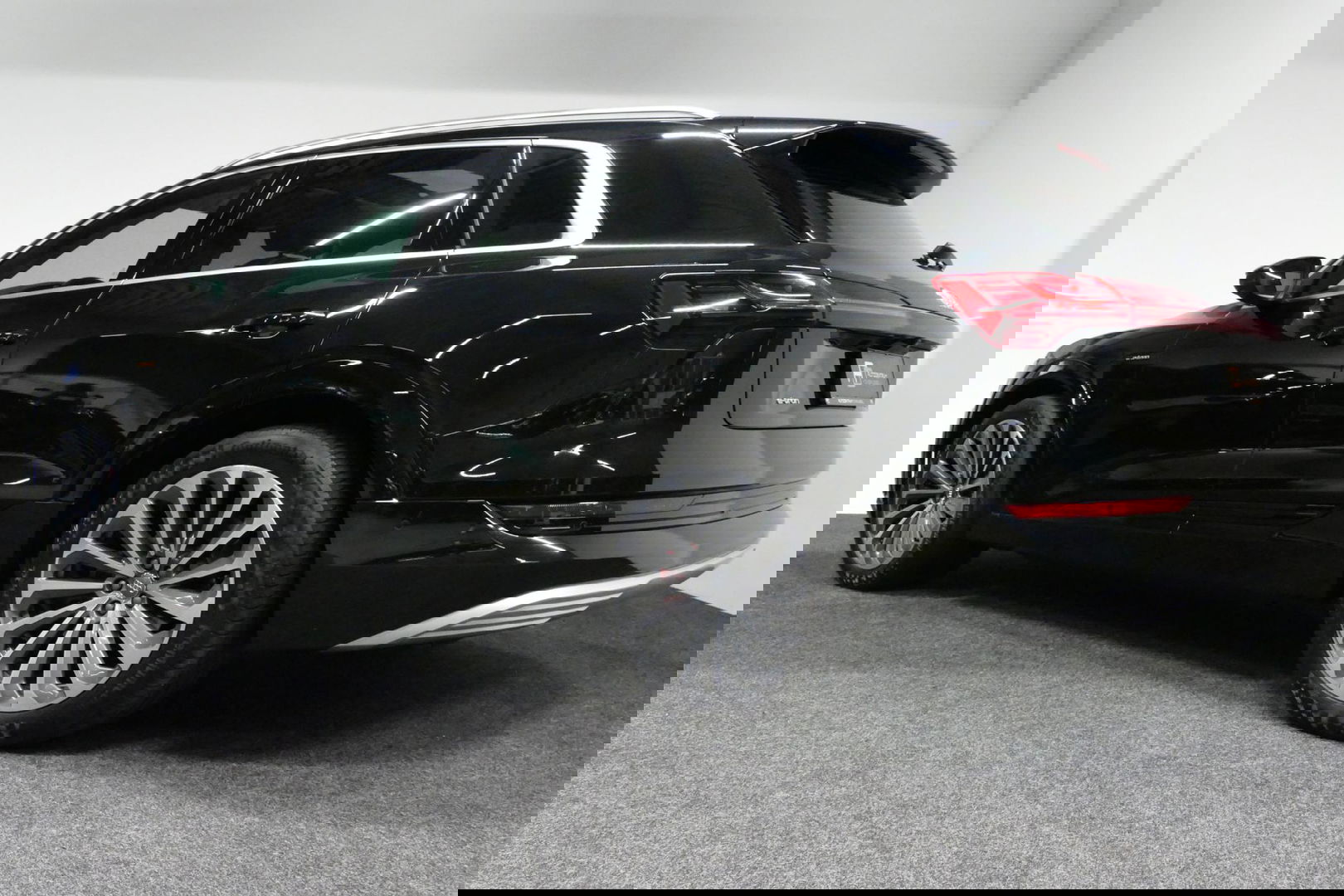 Audi e-tron 55 quattro Business Edition Plus 95 kWh / SOH 89% / Panoramadak / Elektr. verstelbare voorstoelen (links memory) / Luchtvering / Apple Carplay - Android Auto / Ambienteverlichting / Matrix LED koplampen / Stoelverwarming / Achteruitrijcamera / Adaptive Cr