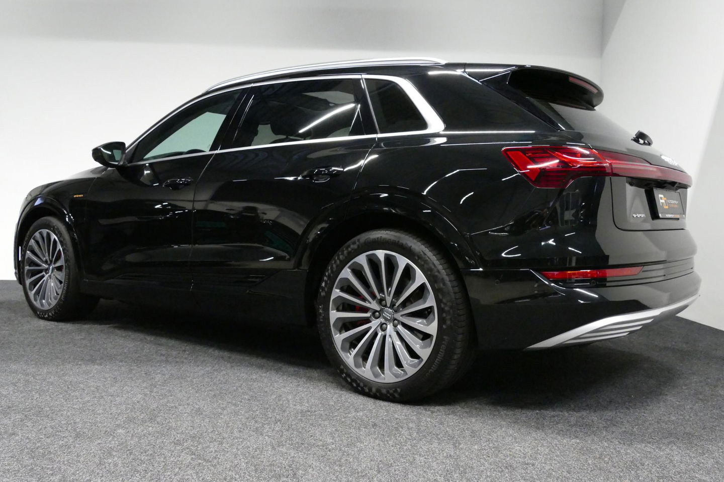 Audi e-tron 55 quattro Business Edition Plus 95 kWh / SOH 89% / Panoramadak / Elektr. verstelbare voorstoelen (links memory) / Luchtvering / Apple Carplay - Android Auto / Ambienteverlichting / Matrix LED koplampen / Stoelverwarming / Achteruitrijcamera / Adaptive Cr