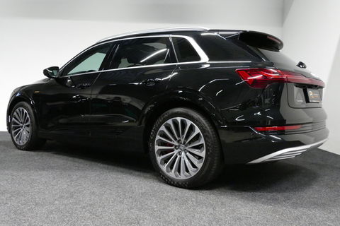 Audi e-tron 55 quattro Business Edition Plus 95 kWh / SOH 89% / Panoramadak / Elektr. verstelbare voorstoelen (links memory) / Luchtvering / Apple Carplay - Android Auto / Ambienteverlichting / Matrix LED koplampen / Stoelverwarming / Achteruitrijcamera / Adaptive Cr