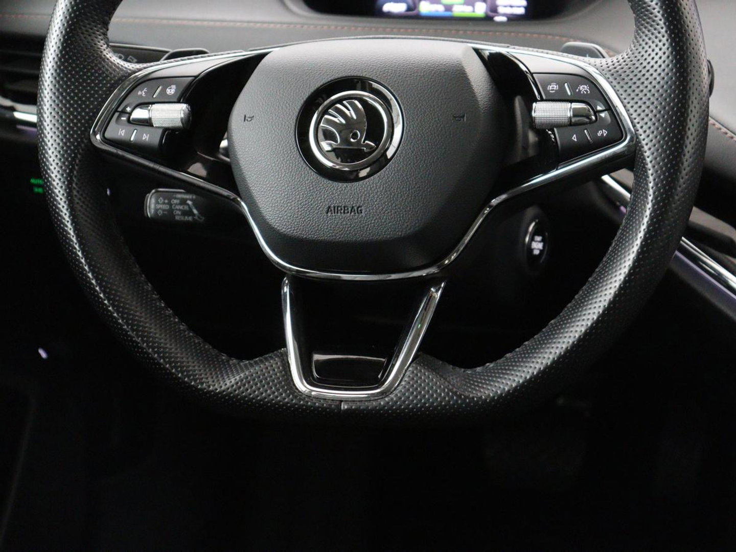 Škoda Enyaq iV 80 | Leder | Stoelverwarming | Trekhaak | Adaptive cruise | Warmtepomp | Matrix LED | Carplay | 21'' | Achterbankverwarming | Navigatie | Sport Plus Pakket | Sfeerverlichting