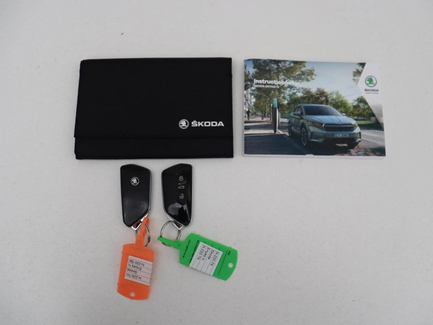 Škoda Enyaq iV 80 | Leder | Stoelverwarming | Trekhaak | Adaptive cruise | Warmtepomp | Matrix LED | Carplay | 21'' | Achterbankverwarming | Navigatie | Sport Plus Pakket | Sfeerverlichting