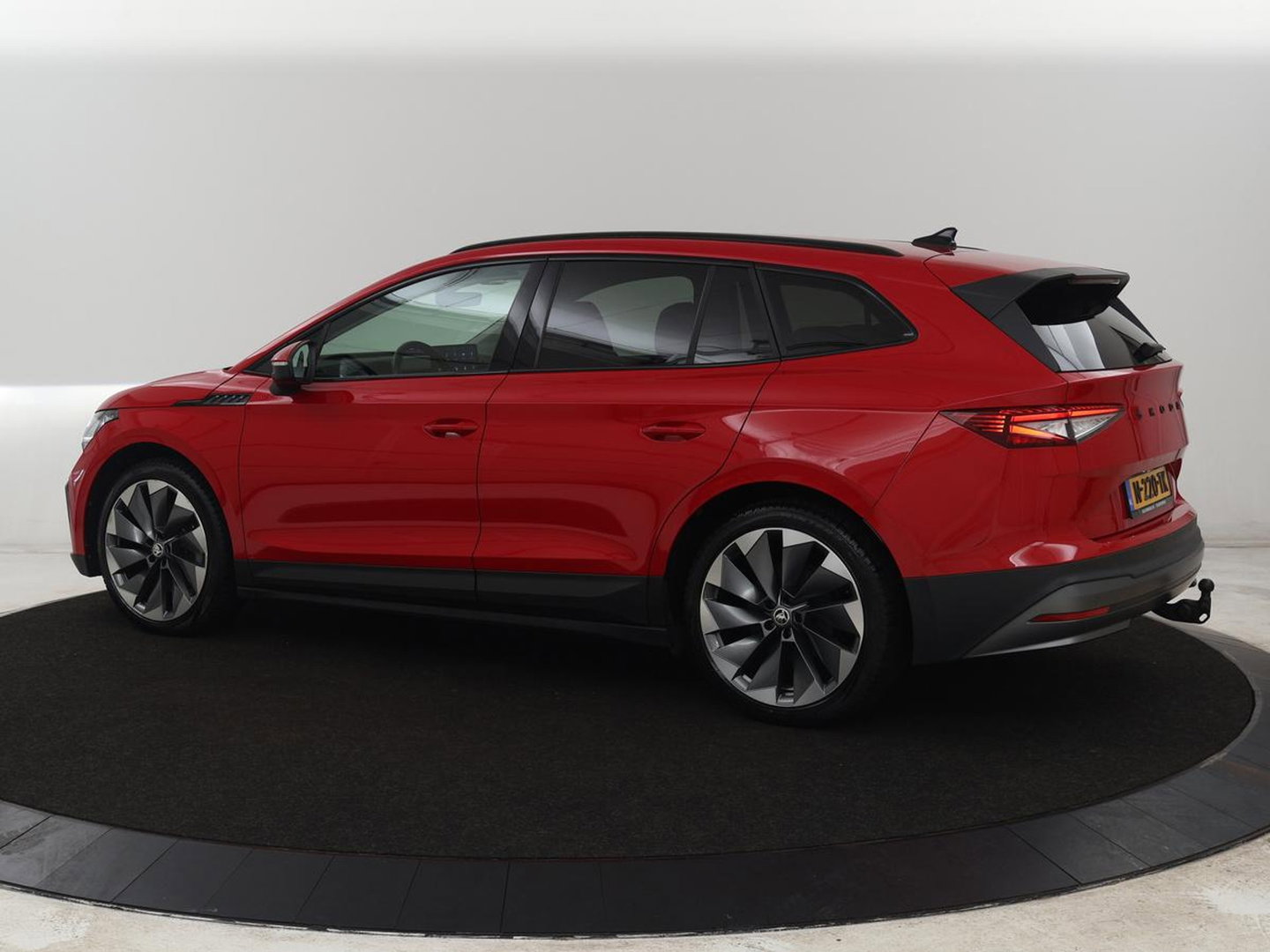 Škoda Enyaq iV 80 | Leder | Stoelverwarming | Trekhaak | Adaptive cruise | Warmtepomp | Matrix LED | Carplay | 21'' | Achterbankverwarming | Navigatie | Sport Plus Pakket | Sfeerverlichting