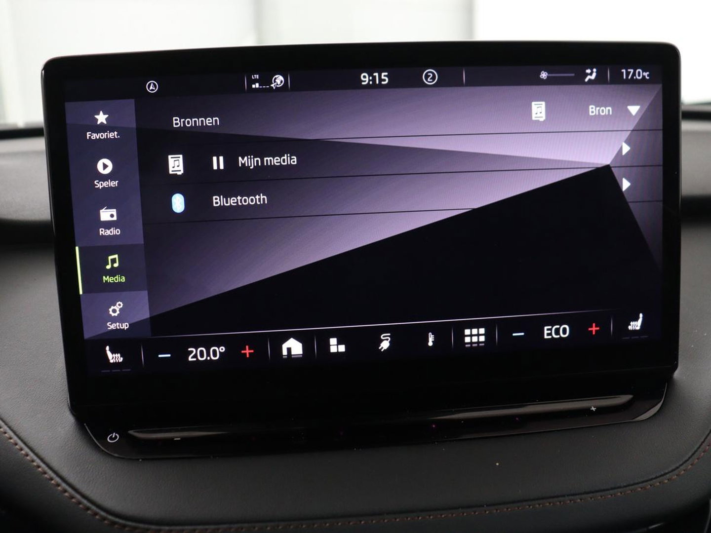 Škoda Enyaq iV 80 | Leder | Stoelverwarming | Trekhaak | Adaptive cruise | Warmtepomp | Matrix LED | Carplay | 21'' | Achterbankverwarming | Navigatie | Sport Plus Pakket | Sfeerverlichting