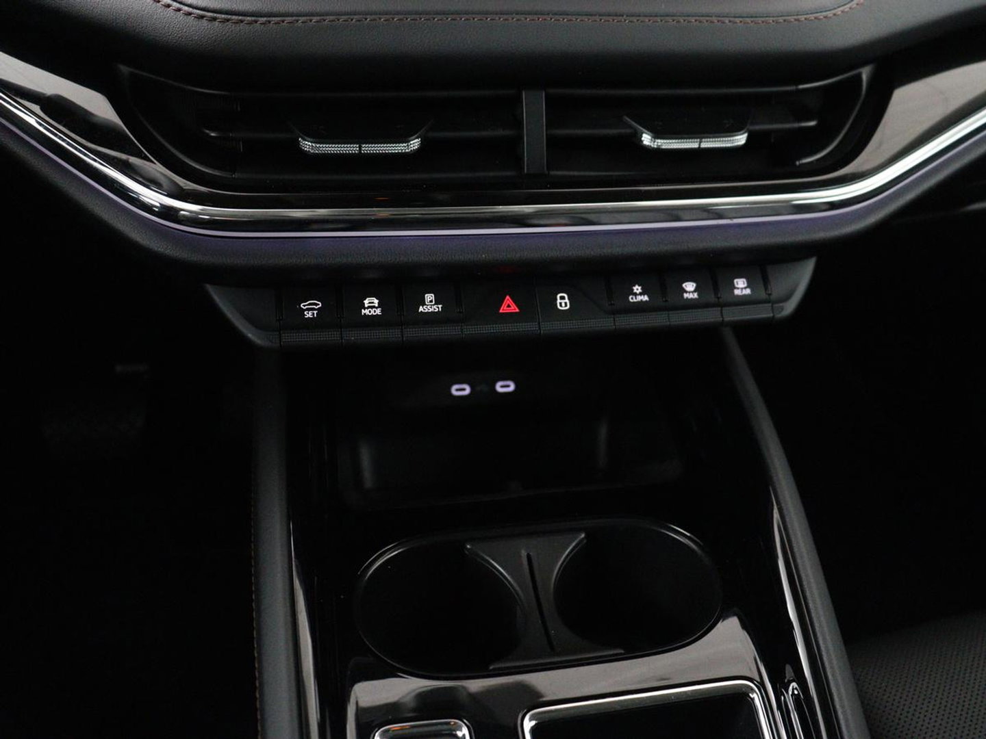 Škoda Enyaq iV 80 | Leder | Stoelverwarming | Trekhaak | Adaptive cruise | Warmtepomp | Matrix LED | Carplay | 21'' | Achterbankverwarming | Navigatie | Sport Plus Pakket | Sfeerverlichting