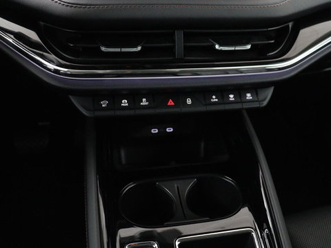 Škoda Enyaq iV 80 | Leder | Stoelverwarming | Trekhaak | Adaptive cruise | Warmtepomp | Matrix LED | Carplay | 21'' | Achterbankverwarming | Navigatie | Sport Plus Pakket | Sfeerverlichting