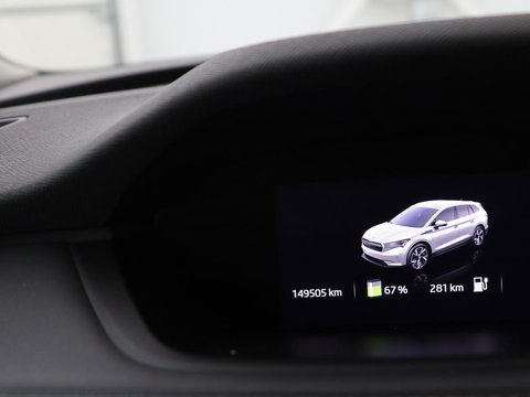 Škoda Enyaq iV 80 | Leder | Stoelverwarming | Trekhaak | Adaptive cruise | Warmtepomp | Matrix LED | Carplay | 21'' | Achterbankverwarming | Navigatie | Sport Plus Pakket | Sfeerverlichting