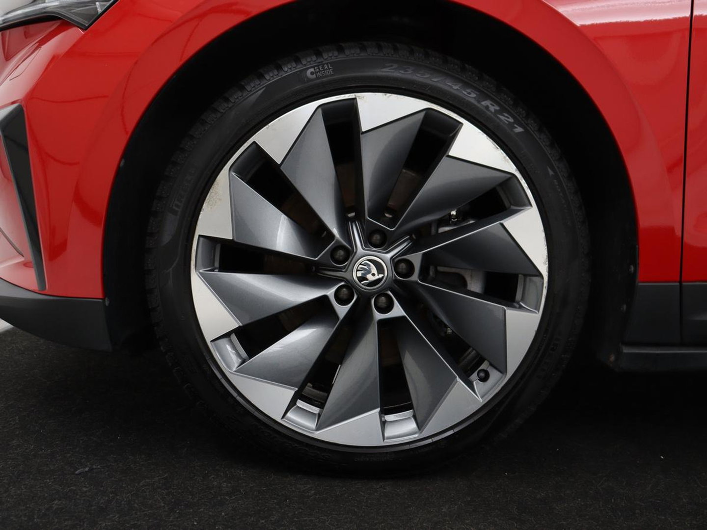 Škoda Enyaq iV 80 | Leder | Stoelverwarming | Trekhaak | Adaptive cruise | Warmtepomp | Matrix LED | Carplay | 21'' | Achterbankverwarming | Navigatie | Sport Plus Pakket | Sfeerverlichting