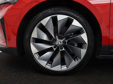 Škoda Enyaq iV 80 | Leder | Stoelverwarming | Trekhaak | Adaptive cruise | Warmtepomp | Matrix LED | Carplay | 21'' | Achterbankverwarming | Navigatie | Sport Plus Pakket | Sfeerverlichting