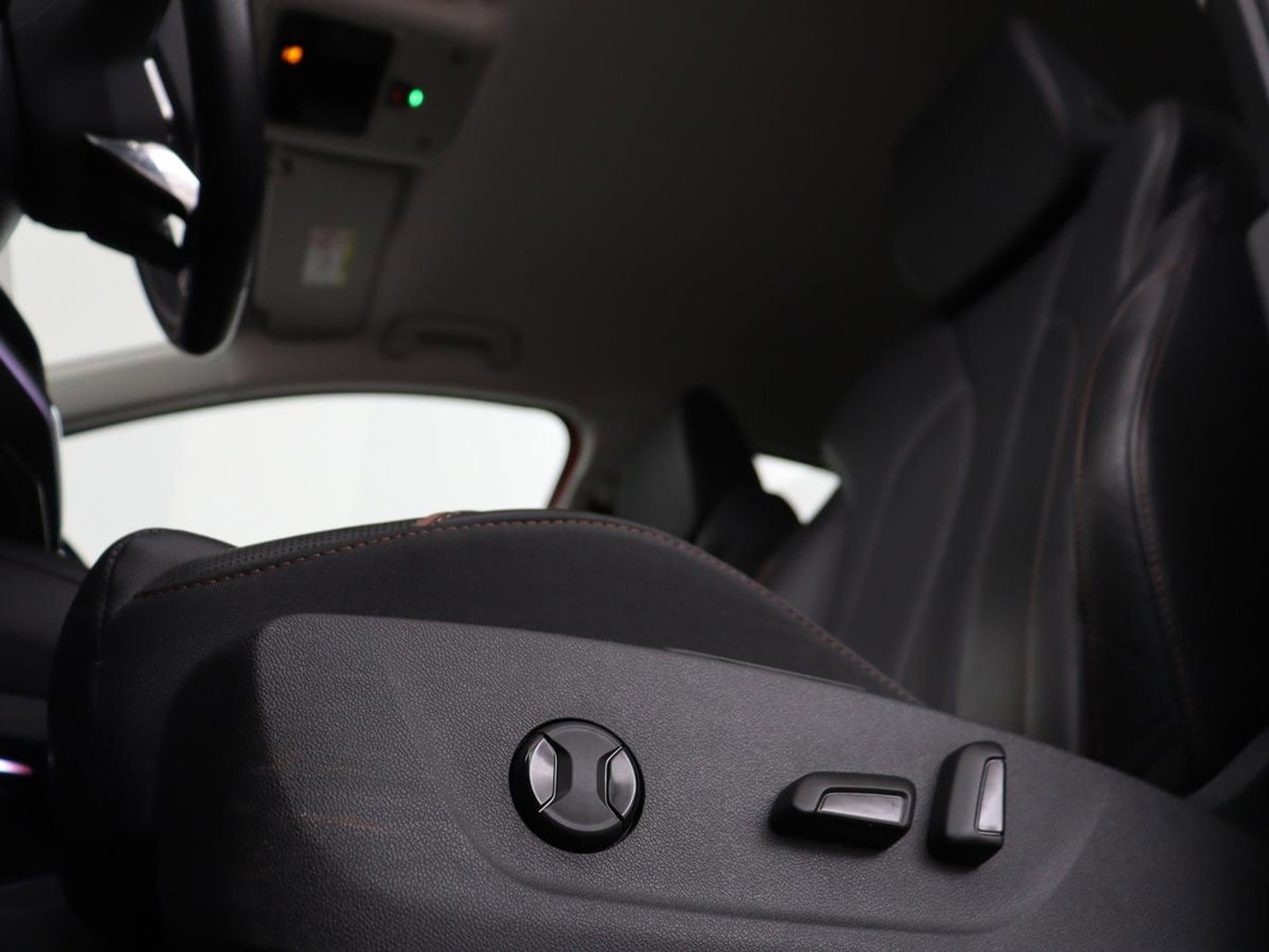 Škoda Enyaq iV 80 | Leder | Stoelverwarming | Trekhaak | Adaptive cruise | Warmtepomp | Matrix LED | Carplay | 21'' | Achterbankverwarming | Navigatie | Sport Plus Pakket | Sfeerverlichting