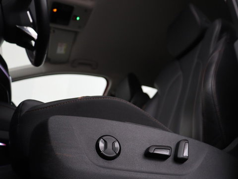 Škoda Enyaq iV 80 | Leder | Stoelverwarming | Trekhaak | Adaptive cruise | Warmtepomp | Matrix LED | Carplay | 21'' | Achterbankverwarming | Navigatie | Sport Plus Pakket | Sfeerverlichting