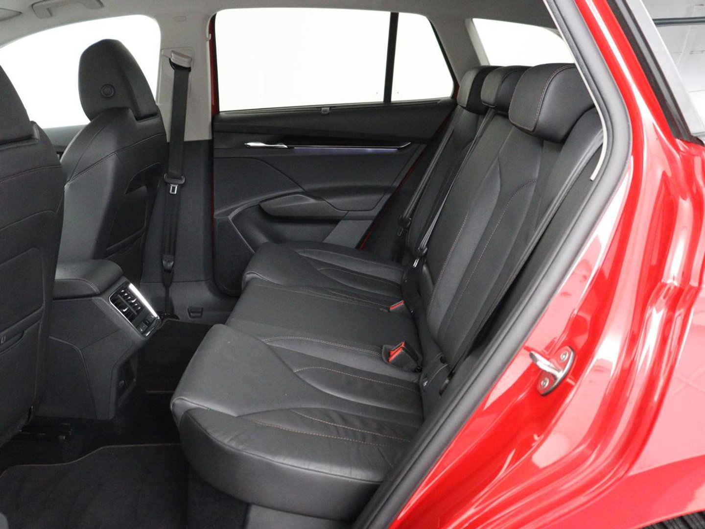 Škoda Enyaq iV 80 | Leder | Stoelverwarming | Trekhaak | Adaptive cruise | Warmtepomp | Matrix LED | Carplay | 21'' | Achterbankverwarming | Navigatie | Sport Plus Pakket | Sfeerverlichting