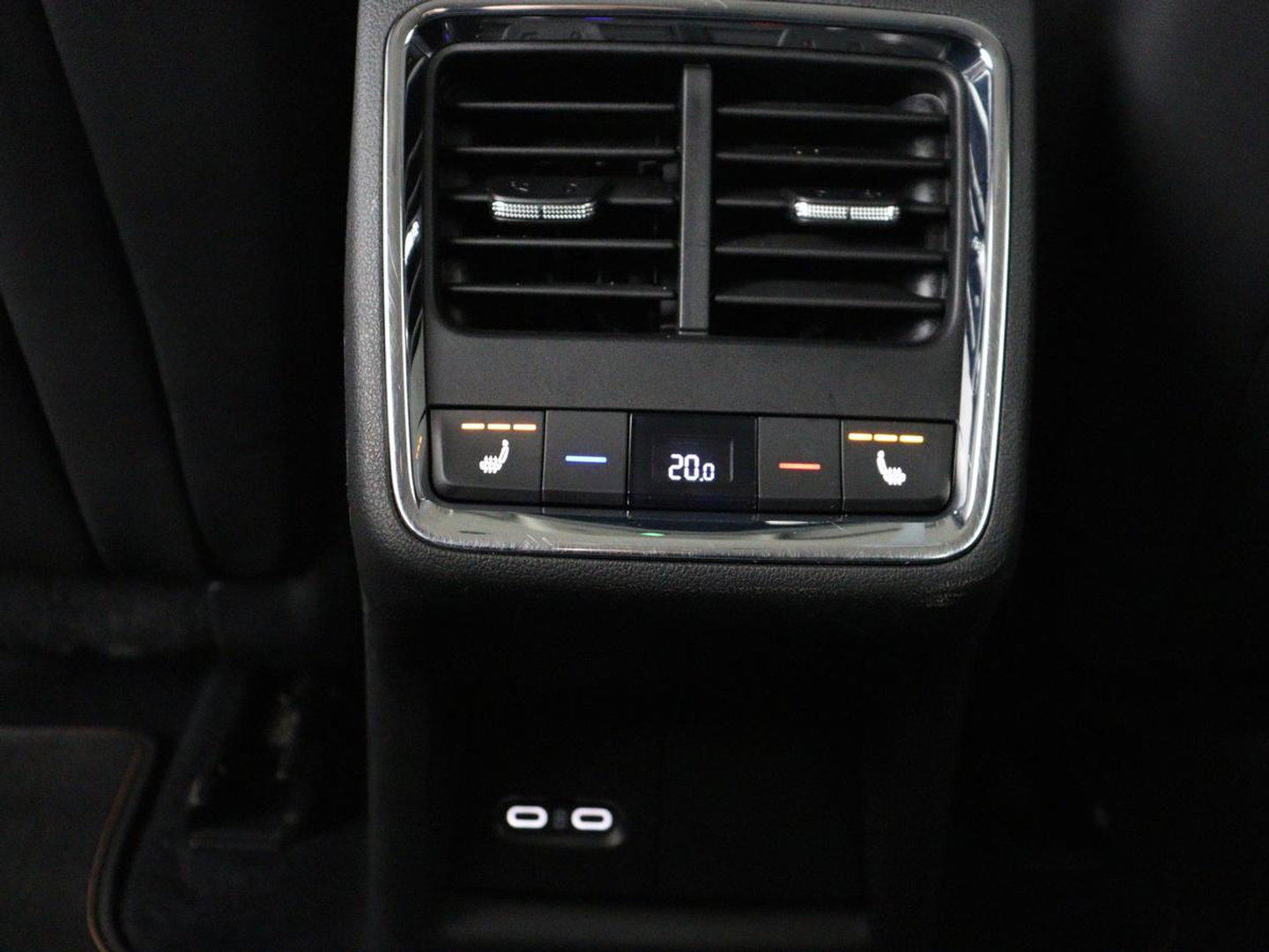 Škoda Enyaq iV 80 | Leder | Stoelverwarming | Trekhaak | Adaptive cruise | Warmtepomp | Matrix LED | Carplay | 21'' | Achterbankverwarming | Navigatie | Sport Plus Pakket | Sfeerverlichting