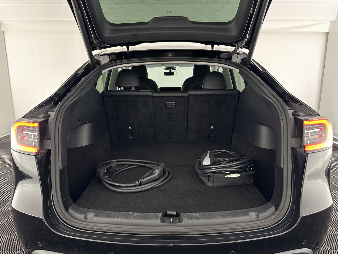 Tesla Model Y Long Range AWD 75 kWh Black-Line [ 3-Fase-11kW ] {SOH-82%} (INCL-BTW) Aut. *PANO | AUTO-PILOT | LEATHER | NAVI-FULLMAP | MATRIX-LED | KEYLESS | CAMERA | DAB+ | HEATED-COMFORTSEATS | PRIVACYGLASS | TOPVIEW | TOWBAR |  20''ALU*