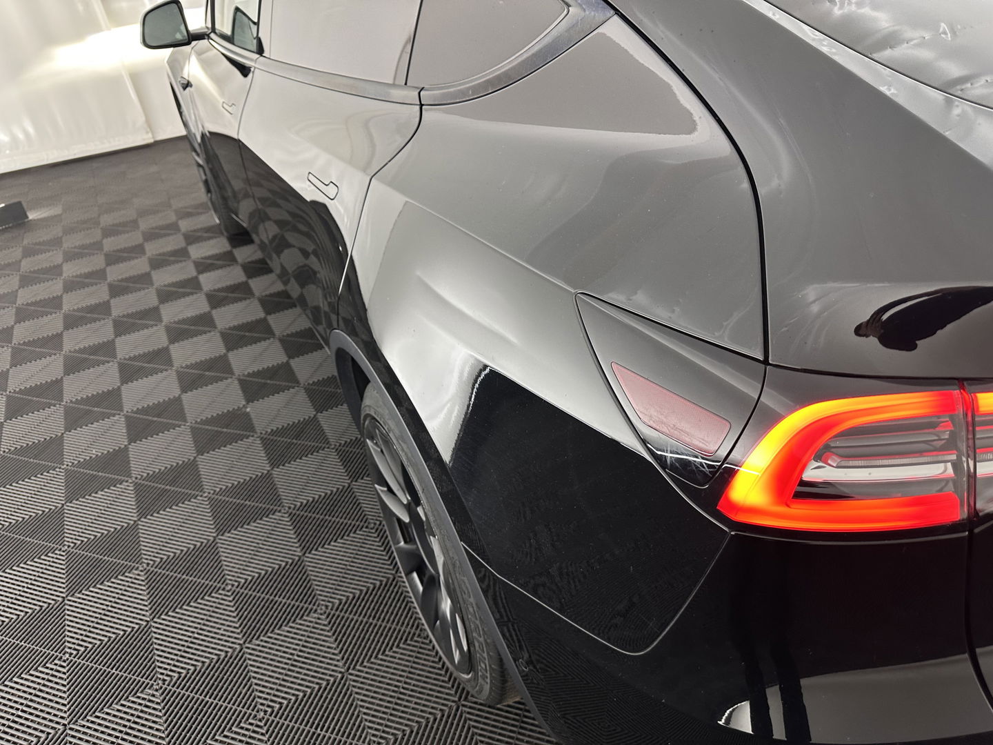 Tesla Model Y Long Range AWD 75 kWh Black-Line [ 3-Fase-11kW ] {SOH-82%} (INCL-BTW) Aut. *PANO | AUTO-PILOT | LEATHER | NAVI-FULLMAP | MATRIX-LED | KEYLESS | CAMERA | DAB+ | HEATED-COMFORTSEATS | PRIVACYGLASS | TOPVIEW | TOWBAR |  20''ALU*