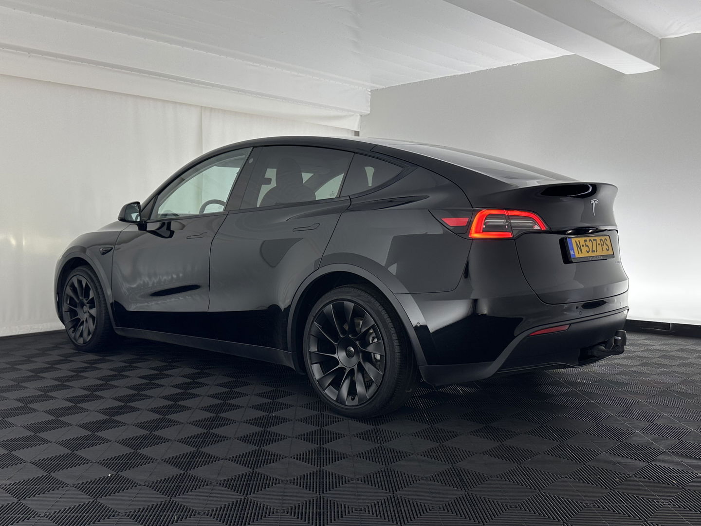 Tesla Model Y Long Range AWD 75 kWh Black-Line [ 3-Fase-11kW ] {SOH-82%} (INCL-BTW) Aut. *PANO | AUTO-PILOT | LEATHER | NAVI-FULLMAP | MATRIX-LED | KEYLESS | CAMERA | DAB+ | HEATED-COMFORTSEATS | PRIVACYGLASS | TOPVIEW | TOWBAR |  20''ALU*