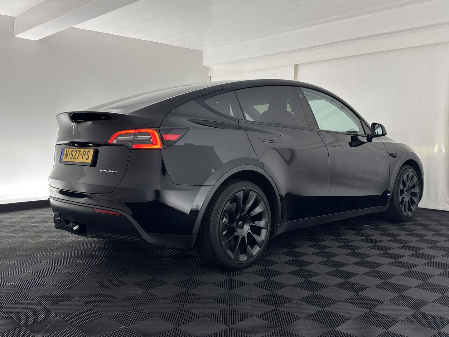 Tesla Model Y Long Range AWD 75 kWh Black-Line [ 3-Fase-11kW ] {SOH-82%} (INCL-BTW) Aut. *PANO | AUTO-PILOT | LEATHER | NAVI-FULLMAP | MATRIX-LED | KEYLESS | CAMERA | DAB+ | HEATED-COMFORTSEATS | PRIVACYGLASS | TOPVIEW | TOWBAR |  20''ALU*