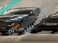 Ford Focus - 1.0 EcoBoost Sport (APPLE CARPLAY, GROOT NAVI, CRUISE, GETINT GLAS, SPORTSTOELEN, LANE ASSIST, PARKEERSENSOREN, LED KOPLAMPEN, NIEUWSTAAT)