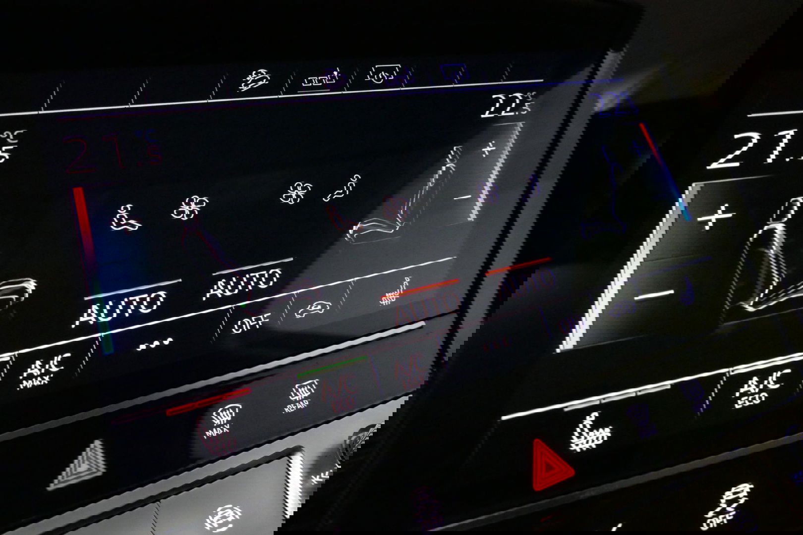 Audi e-tron 55 quattro Business Edition Plus 95 kWh / SOH 89% / Panoramadak / Elektr. verstelbare voorstoelen (links memory) / Luchtvering / Apple Carplay - Android Auto / Ambienteverlichting / Matrix LED koplampen / Stoelverwarming / Achteruitrijcamera / Adaptive Cr