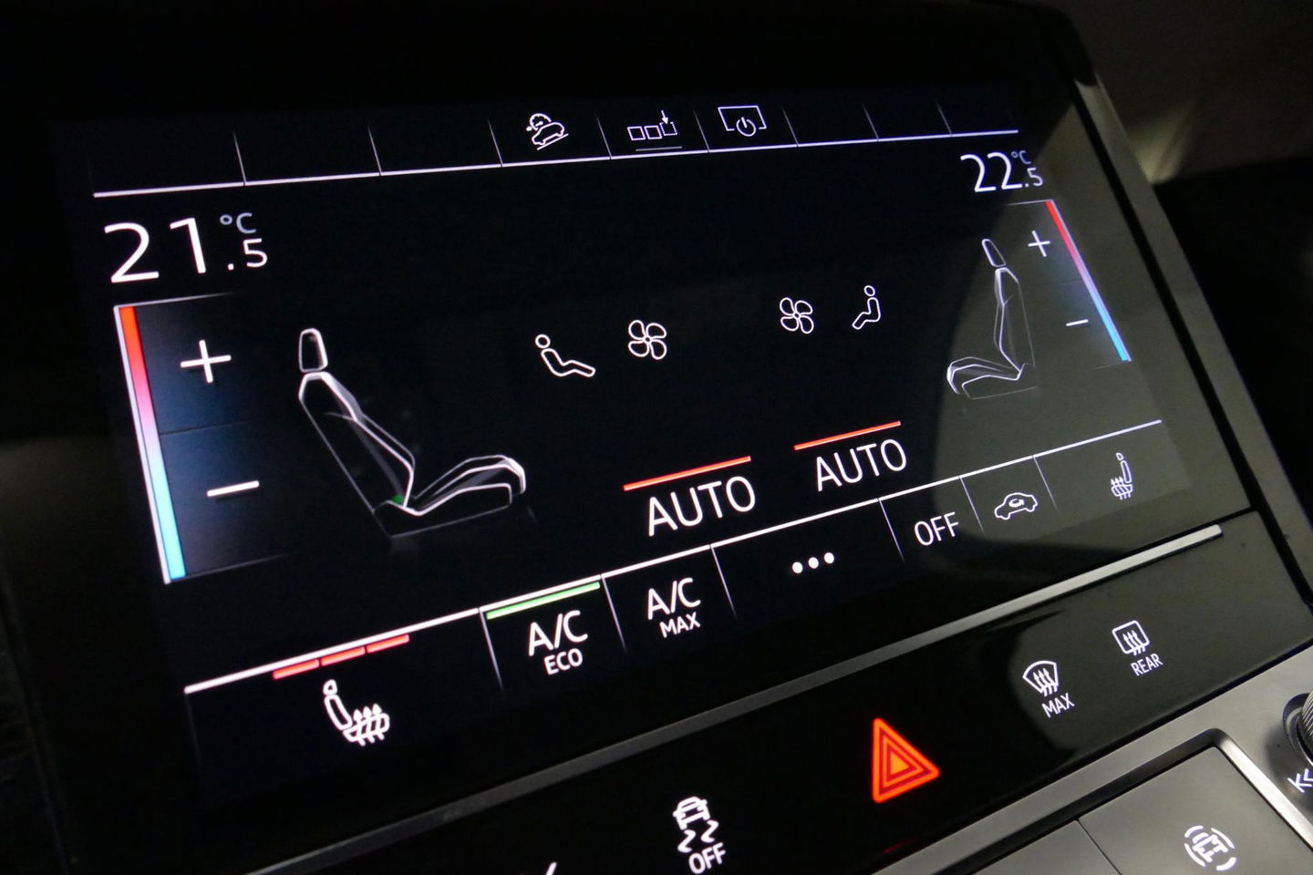 Audi e-tron 55 quattro Business Edition Plus 95 kWh / SOH 89% / Panoramadak / Elektr. verstelbare voorstoelen (links memory) / Luchtvering / Apple Carplay - Android Auto / Ambienteverlichting / Matrix LED koplampen / Stoelverwarming / Achteruitrijcamera / Adaptive Cr