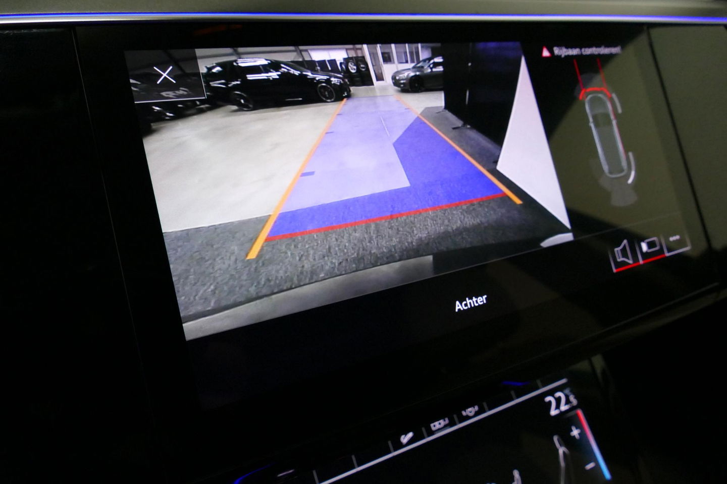 Audi e-tron 55 quattro Business Edition Plus 95 kWh / SOH 89% / Panoramadak / Elektr. verstelbare voorstoelen (links memory) / Luchtvering / Apple Carplay - Android Auto / Ambienteverlichting / Matrix LED koplampen / Stoelverwarming / Achteruitrijcamera / Adaptive Cr