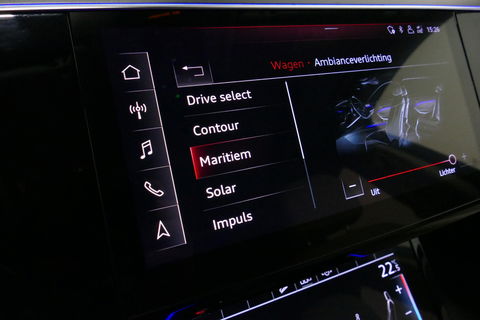 Audi e-tron 55 quattro Business Edition Plus 95 kWh / SOH 89% / Panoramadak / Elektr. verstelbare voorstoelen (links memory) / Luchtvering / Apple Carplay - Android Auto / Ambienteverlichting / Matrix LED koplampen / Stoelverwarming / Achteruitrijcamera / Adaptive Cr