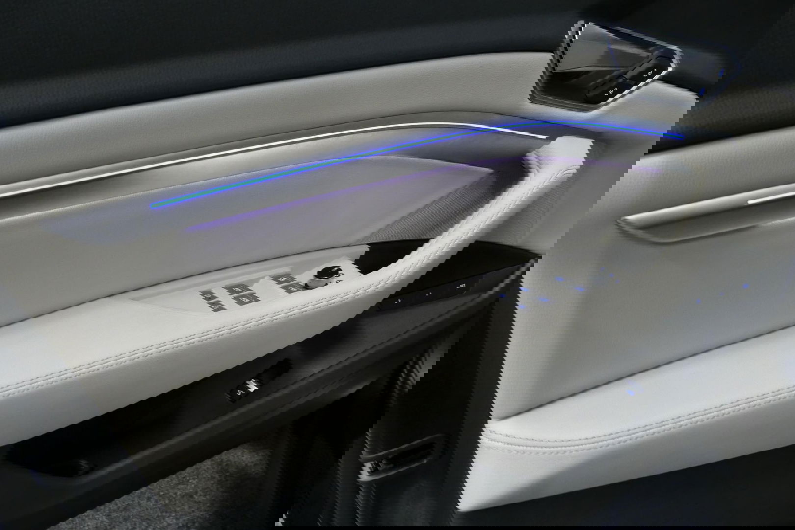 Audi e-tron 55 quattro Business Edition Plus 95 kWh / SOH 89% / Panoramadak / Elektr. verstelbare voorstoelen (links memory) / Luchtvering / Apple Carplay - Android Auto / Ambienteverlichting / Matrix LED koplampen / Stoelverwarming / Achteruitrijcamera / Adaptive Cr