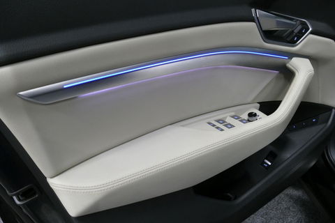 Audi e-tron 55 quattro Business Edition Plus 95 kWh / SOH 89% / Panoramadak / Elektr. verstelbare voorstoelen (links memory) / Luchtvering / Apple Carplay - Android Auto / Ambienteverlichting / Matrix LED koplampen / Stoelverwarming / Achteruitrijcamera / Adaptive Cr