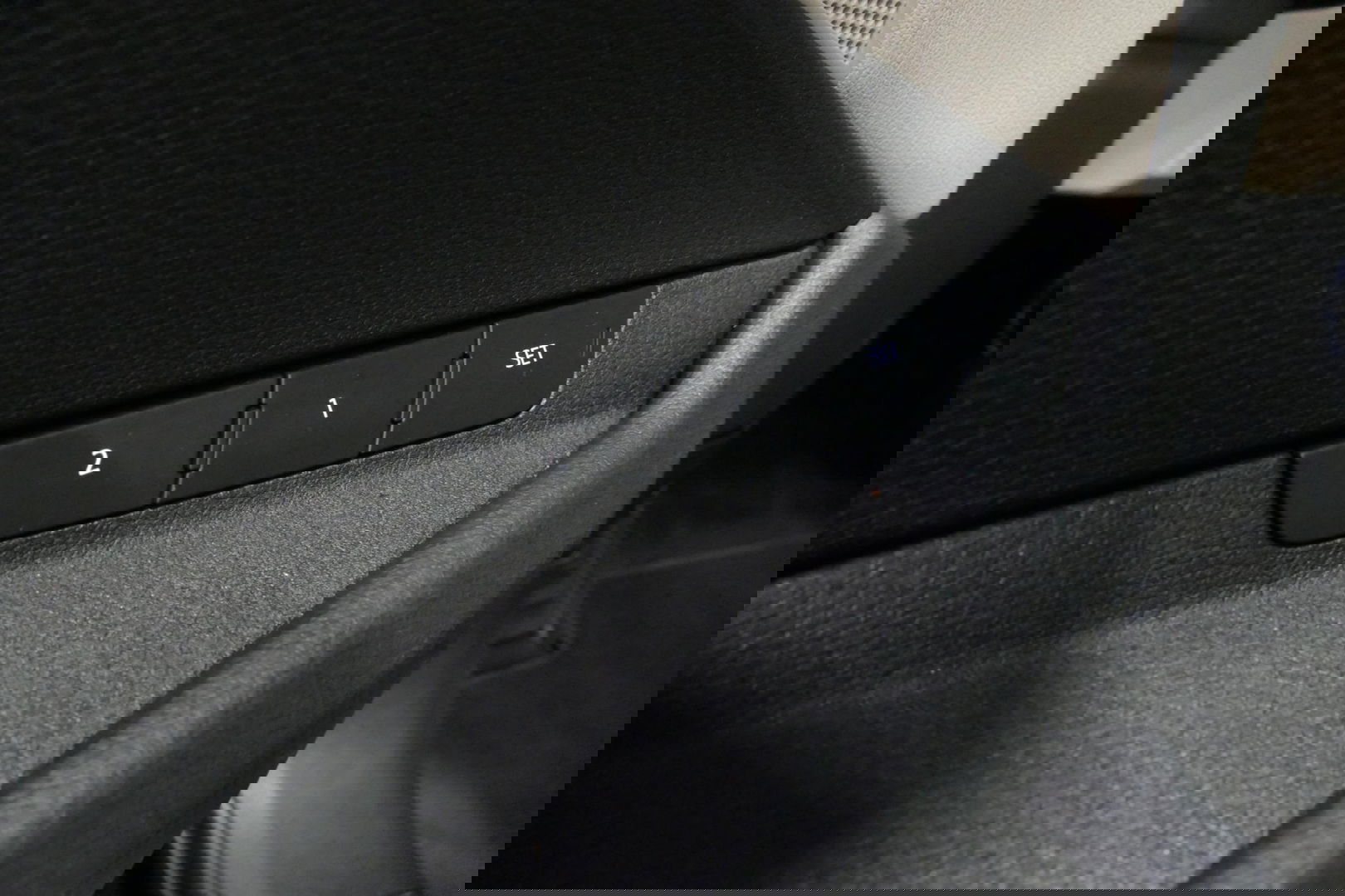 Audi e-tron 55 quattro Business Edition Plus 95 kWh / SOH 89% / Panoramadak / Elektr. verstelbare voorstoelen (links memory) / Luchtvering / Apple Carplay - Android Auto / Ambienteverlichting / Matrix LED koplampen / Stoelverwarming / Achteruitrijcamera / Adaptive Cr